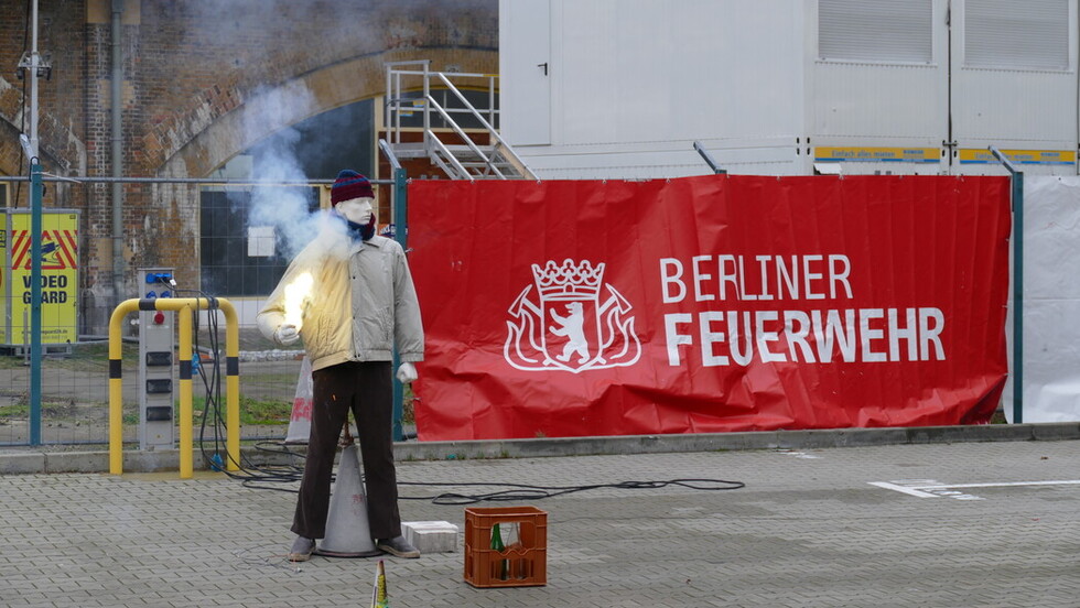 Der illegale Böller wird an der Hand des Dummy zur Explosion gebracht