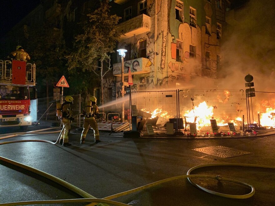 Brand von Gerümpel vor dem Haus