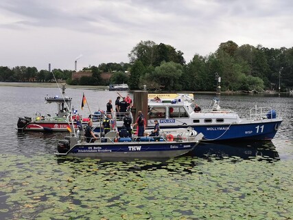 Boote der Wasserschutzpolizei, des THW, der DLRG, des ASB und der Berliner Feuerwehr