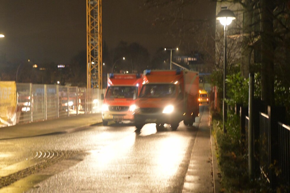 Rettungswagen fährt zur Aufnahme von Patienten