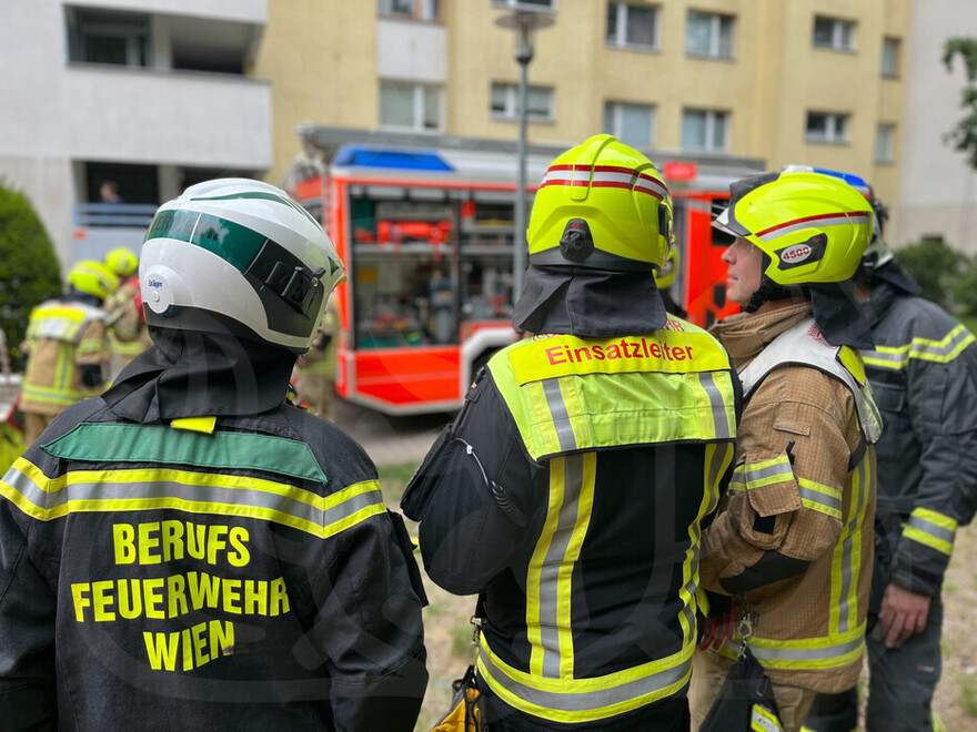 Besprechung der Einsatzleitung, mit dabei ein Hospitant der Berufsfeuerwehr Wien