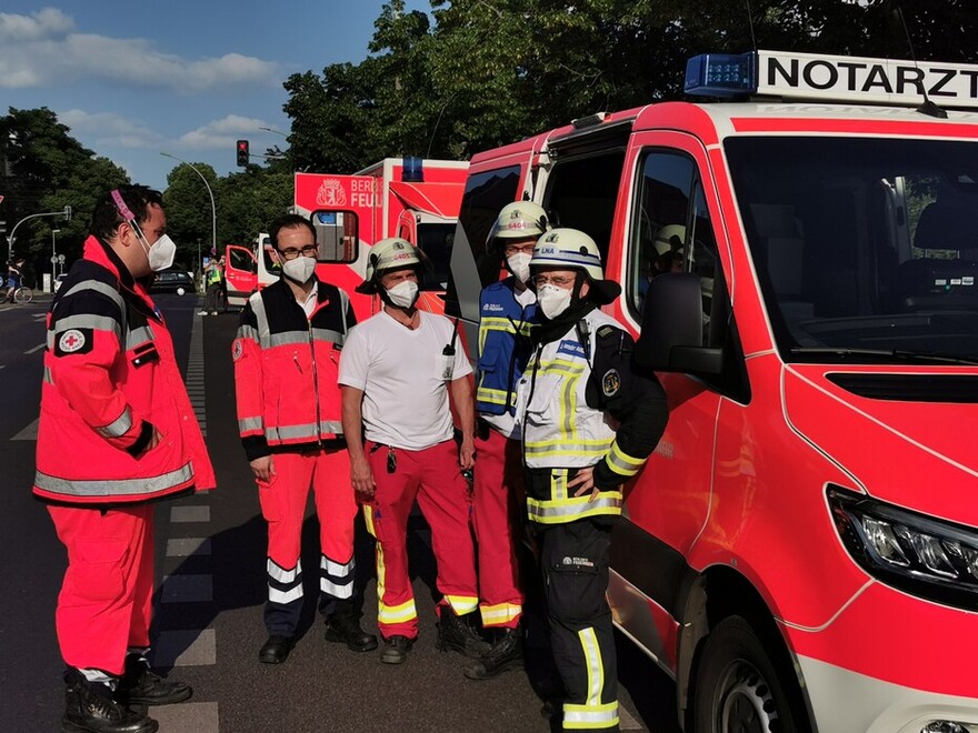 Leitender Notarzt mit Rettungskräften