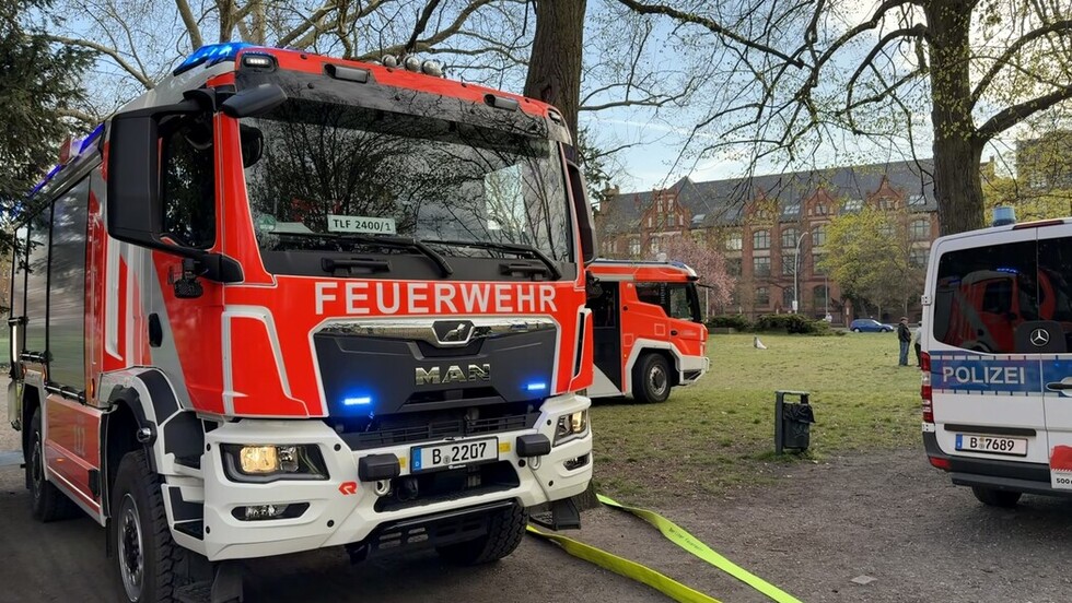 Tanklöschfahrzeug der Feuerwache Tegel beim Sicherstellen des Brandschutzes