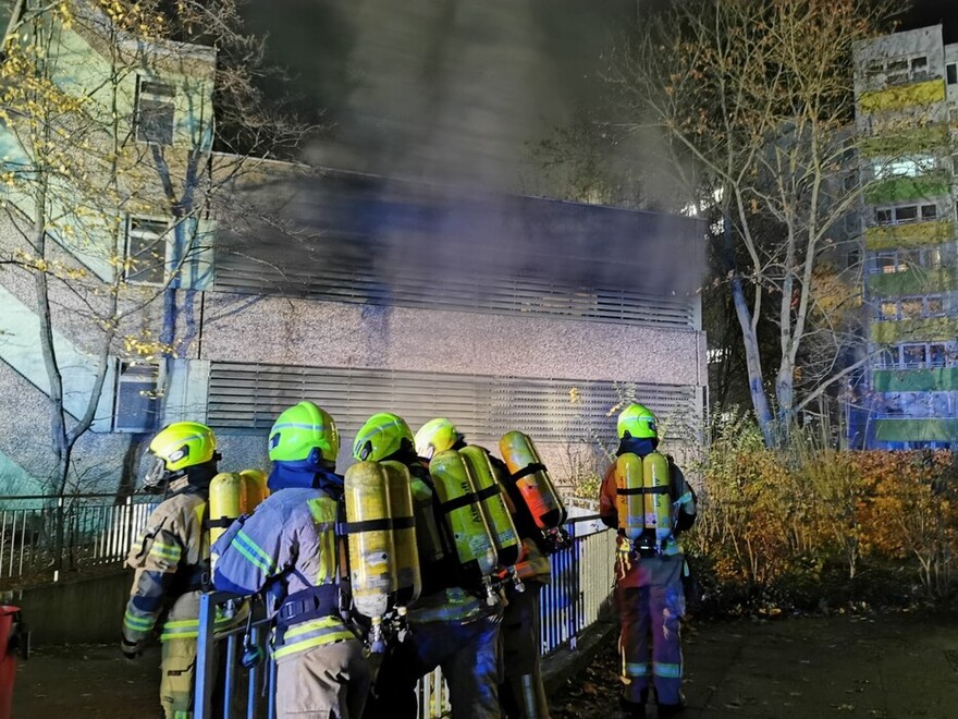 Einsatzkräfte vor der Einsatzstelle