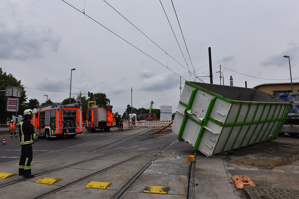 Container wird aufgerichtet.