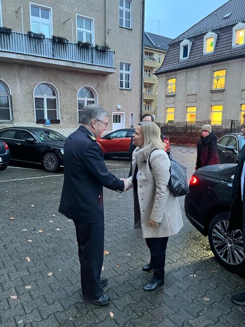 Handschlag Homrighausen und Faeser vor der Feuerwache Neukölln