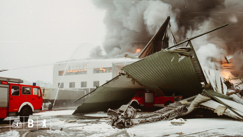 Brandbekämpfung der Lagerhalle.