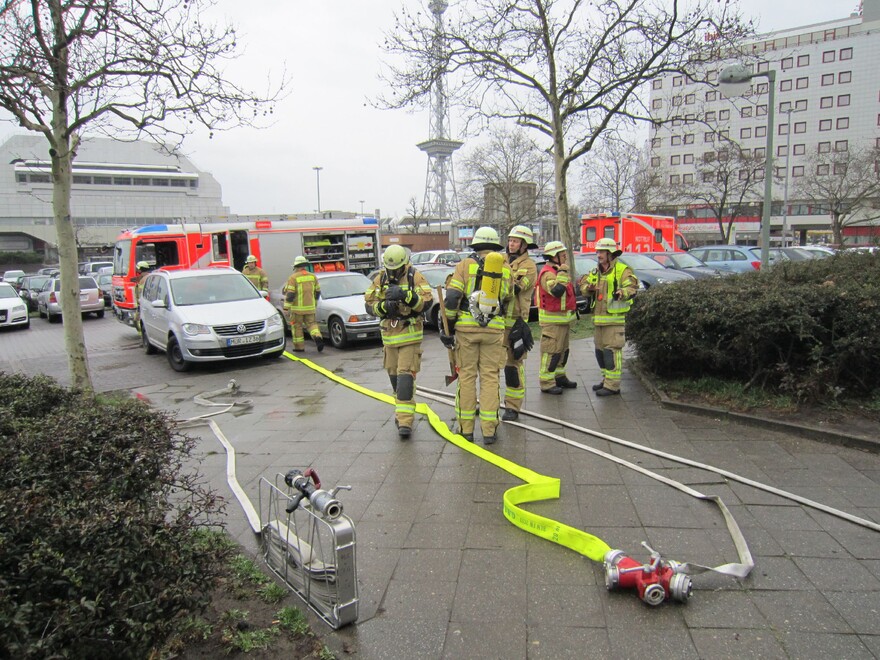 Einsatzkräfte am Messedamm