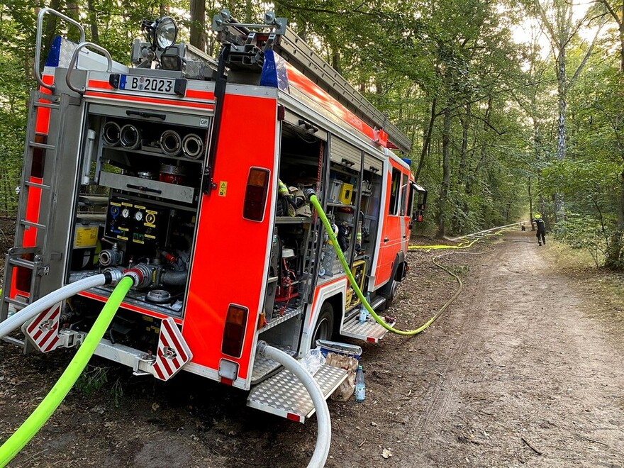 Ein Wasserversorgung musste über mehrere Kilometer quer durch den Grunewald aufgebaut werden, um die Riegelstellung rund um den Sperrkreis durchgehend mit Löschwasser zu versorgen.