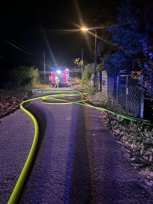 Verlegte Schlauchleitungen in Richtung Einsatzstelle