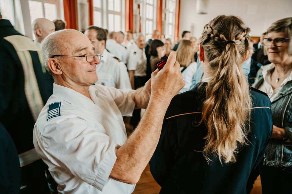 Neue Schulterklappen werden angesteckt