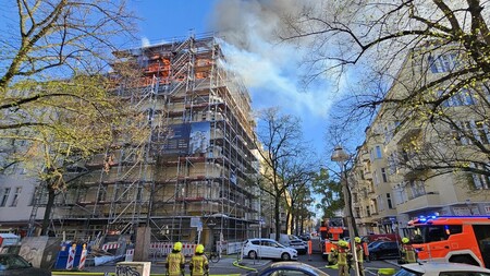 Brennender Dachstuhl eines Wohngebäudes