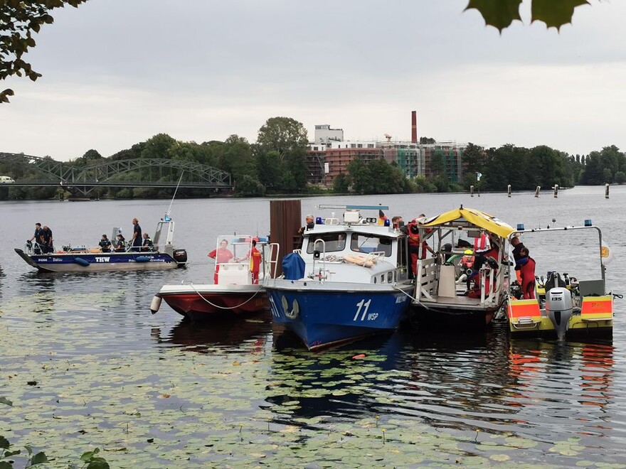 Wasserschutzpolizei sichert den Havaristen.