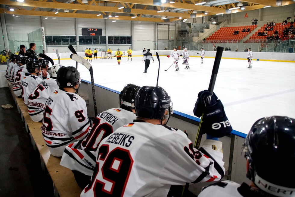 Spielerbank am Eishockeyfeld.