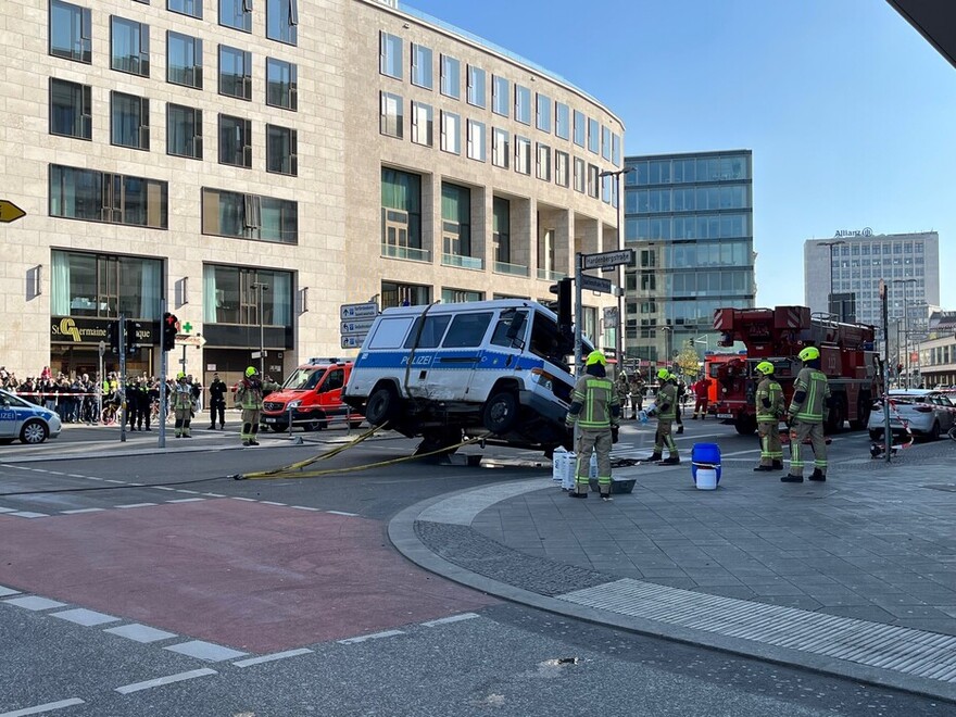 Polizeifahrzeug wird aufgerichtet