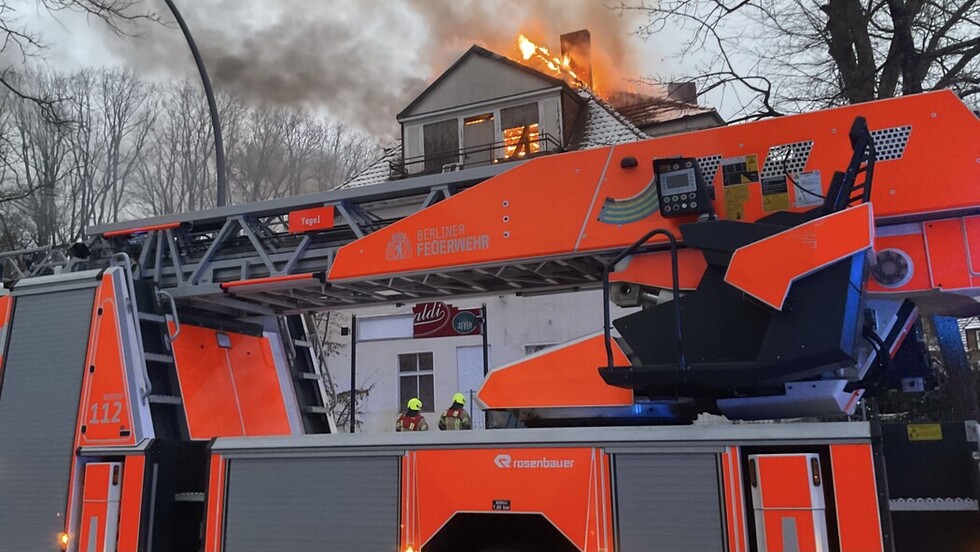 Drehleiter vor brennendem Dachstuhl