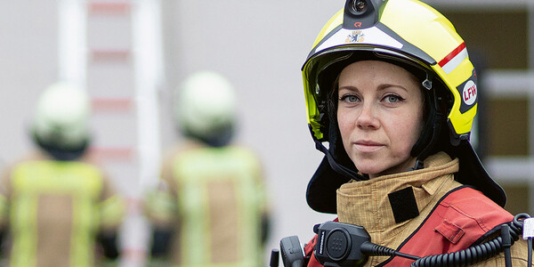 Frau mit Feuerwehrhelm