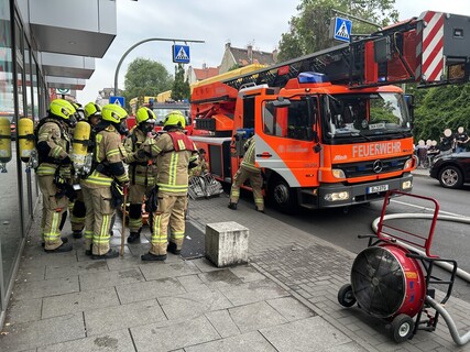 Einsatzkräfte vor dem Objekt