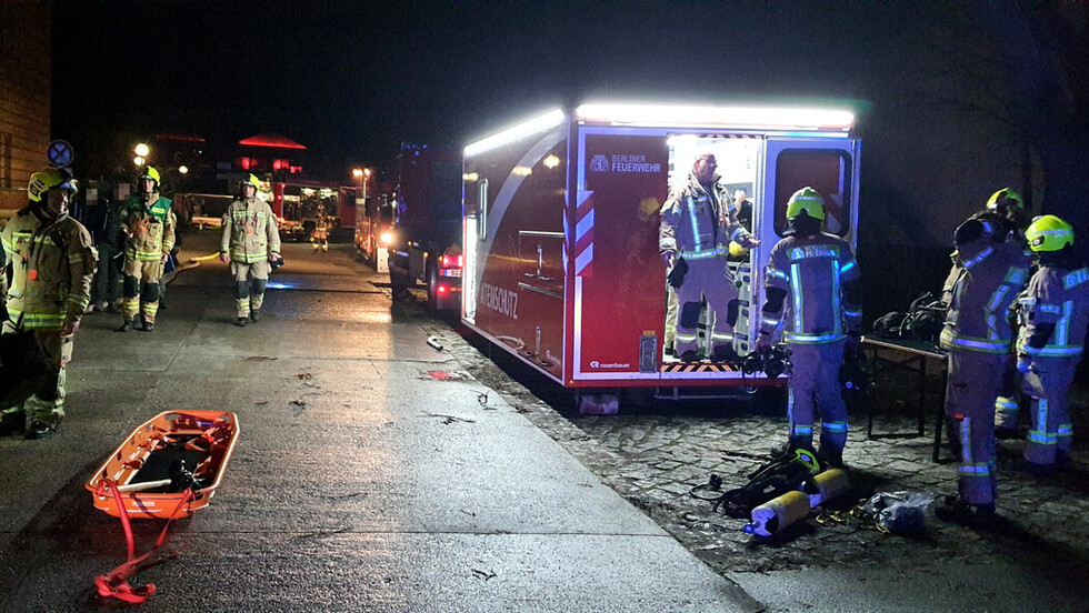 Einsatzfahrzeuge bei einem Brand in einem Parkhaus in Wilmersdorf