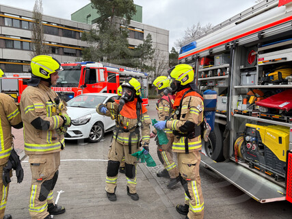 Einsatzkräfte vor dem Krankenhaus