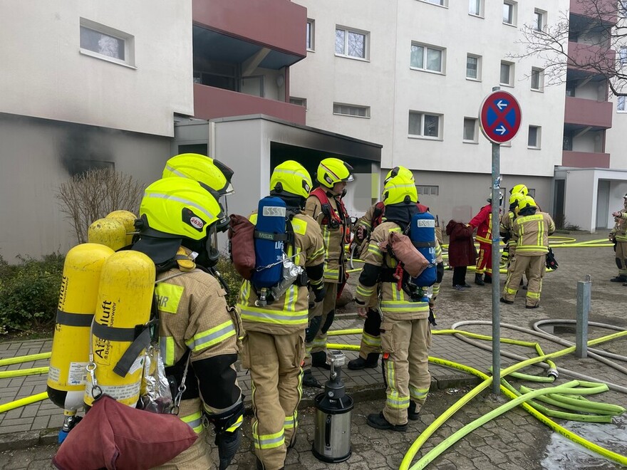 Einsatzkräfte vor dem Gebäude