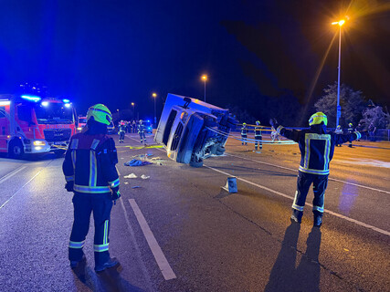 Fahrzeug wird aufgerichtet. 