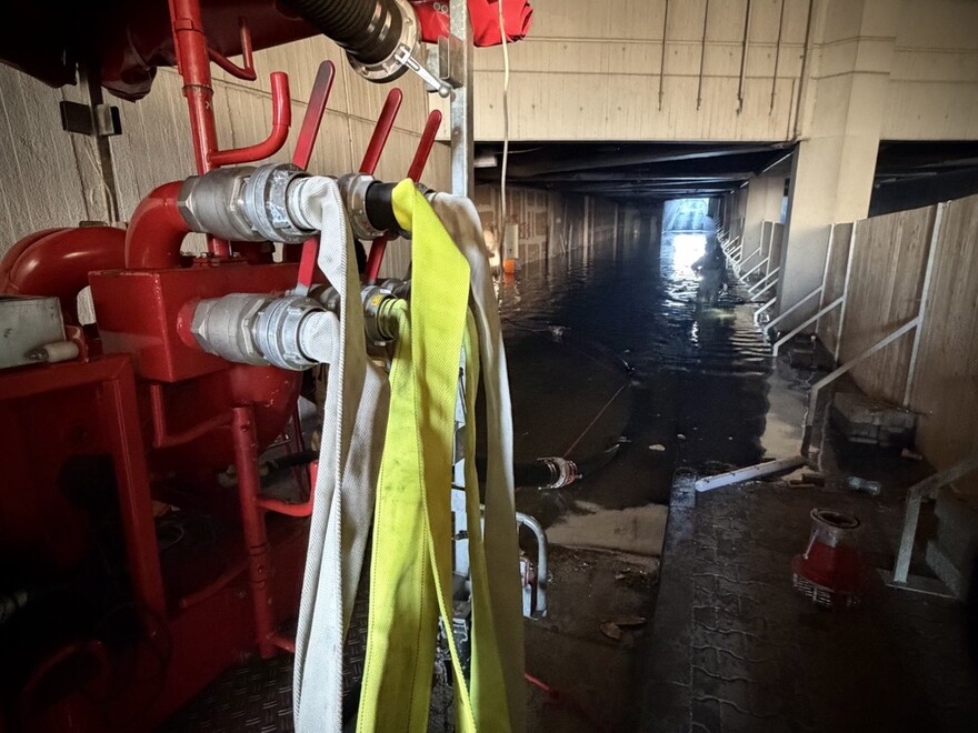 Mit dem Feuerwehranhänger Lenzpumpe wurde zunächst das Wasser abgepumpt, bis das THW unterstützte.