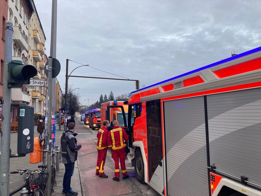 interessierte Blicke in das neue Fahrzeug