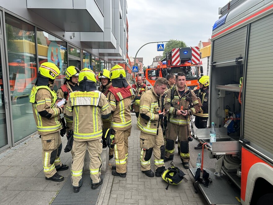 Einsatzkräfte vor dem Objekt