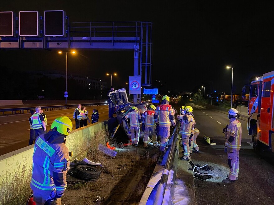 Schadensort zwischen Fahrstreifen der Autobahn und der Autobahnabfahrt.