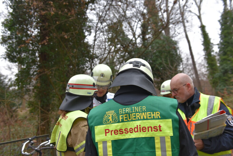 Führungskräfte von Feuerwehr und Polizei bei einer Lagebesprechung.