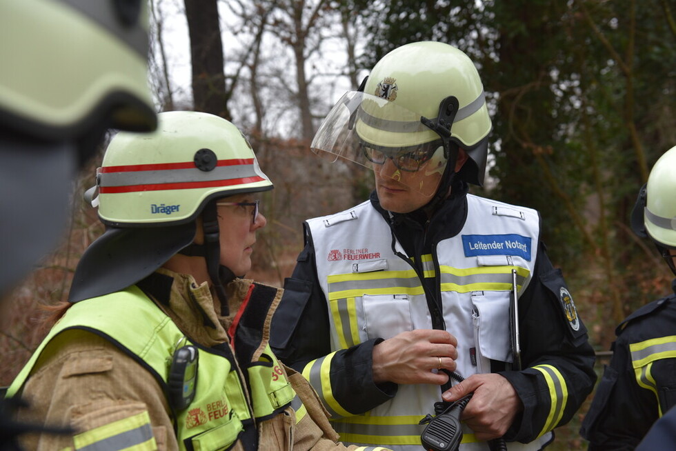 Führungskräfte der Feuerwehr bei einer Lagebesprechung.