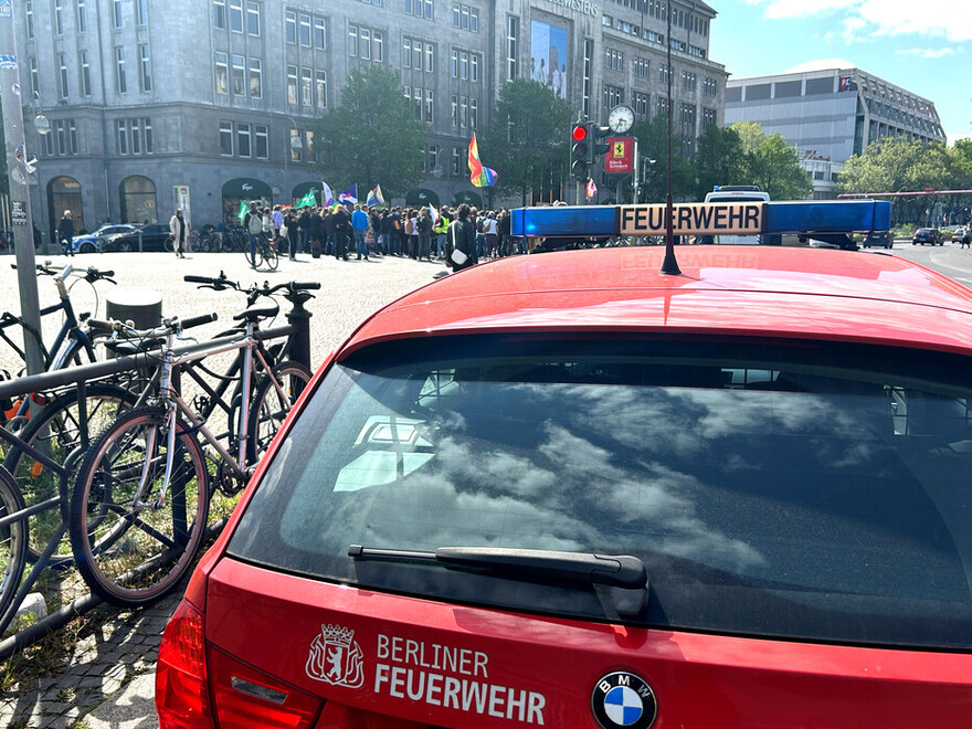 Kundgebung auf dem Vorplatz des U-Bahnhof Wittenbergplatz.