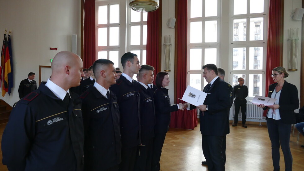 Innensenator Andreas Geisel überreicht die Ernennungsurkunden