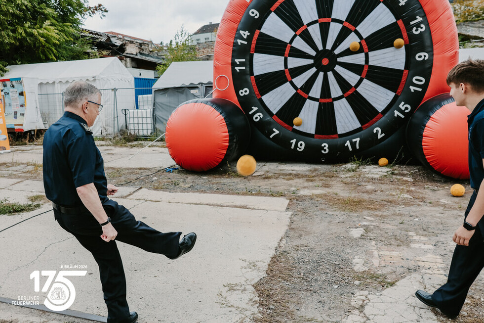 Der Landesbranddirektor zeigt beim Fußball‑Dart XXL Treffsicherheit.