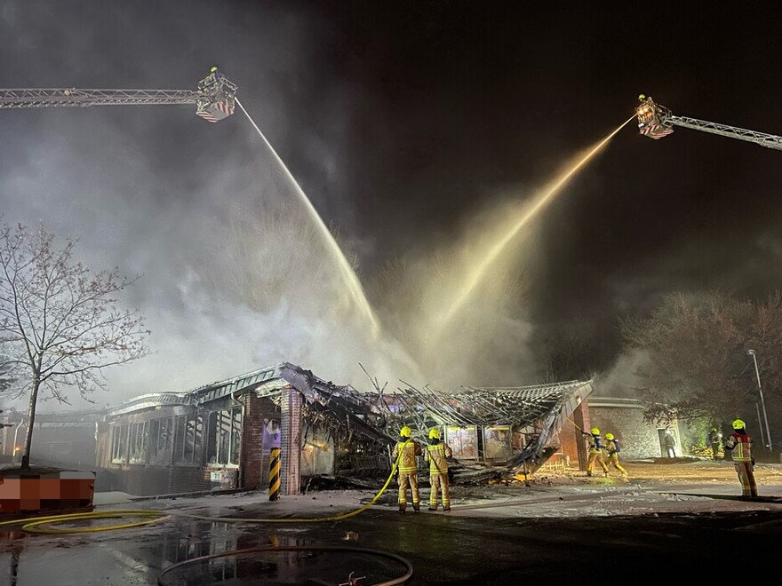 Brandbekämpfung über zwei Drehleitern