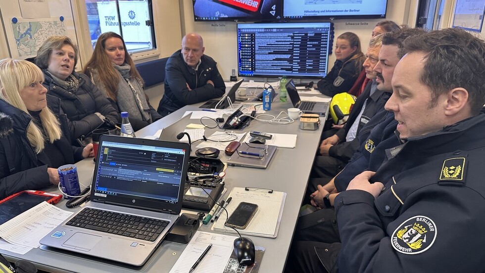 Regierender Bürgermeister, Innensenatorin und LBD-V in der örtlichen Einsatzleitung