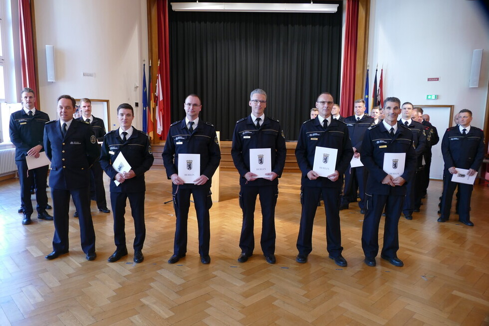 Foto der Beförderten zusammen mit dem Ständigen Vertreter des Landesbranddirektors (kommissarisch) Herrn Per Kleist