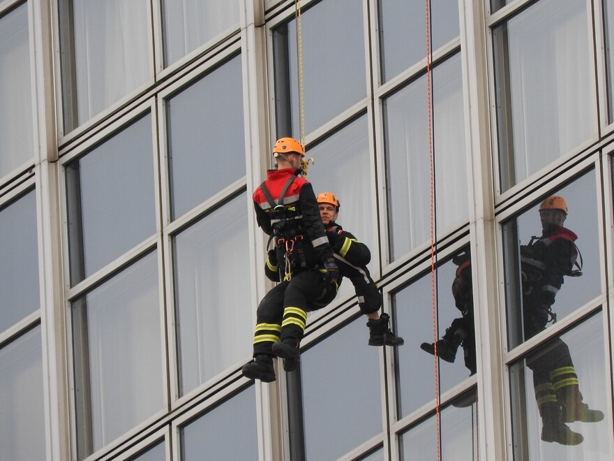 Feuerwehrmann lässt sich Abseilen