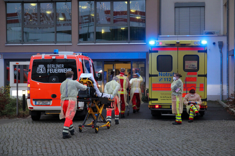 Die Einsatzkräfte bereiten den Transport vor