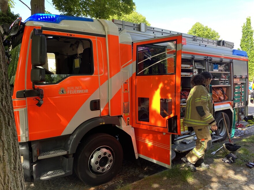 Feuerwehrfrau am LHF