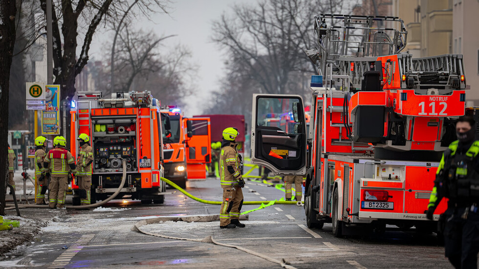 Löschfahrzeuge und eine Drehleiter vor dem Brandobjekt 