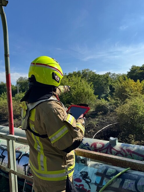 Einsatzleiter koordiniert Brandbekämpfung