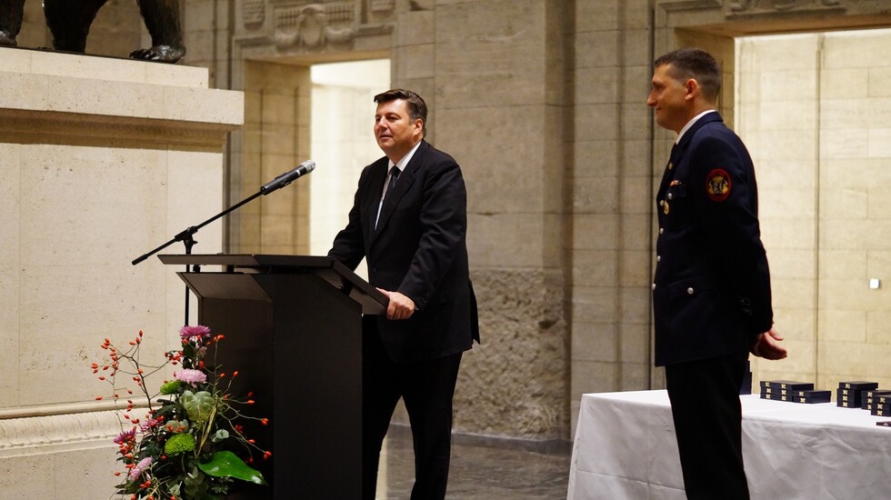 Christian Rößler von der FF Rauchfangswerder erhielt das Ehrenkreuz als Steckkreuz
