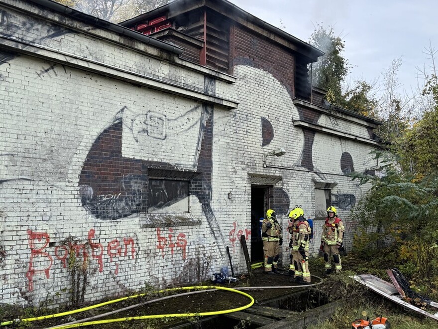 Brandbekämpfung in dem ehemaligen Wirtschaftsgebäude