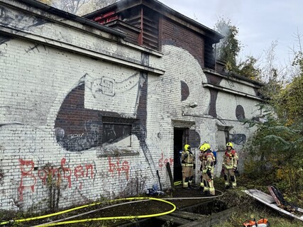 Brandbekämpfung in dem ehemaligen Wirtschaftsgebäude