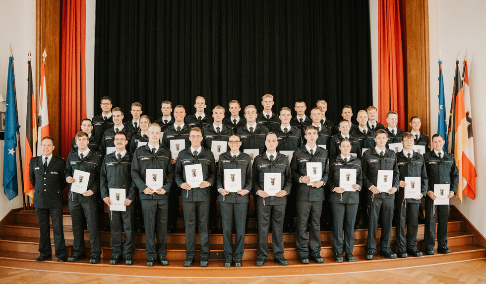 Gruppenbild aller neu eingestellten Nachwuchskräfte