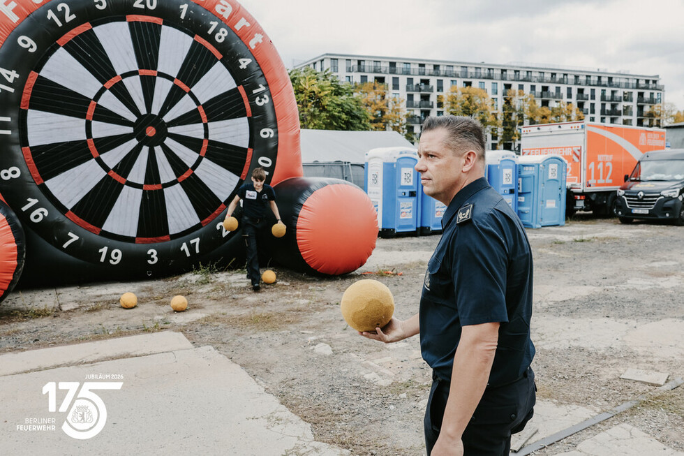 Leiter des Einsatzbetriebs Thomas Kirstein an der XXL‑Fußballscheibe.