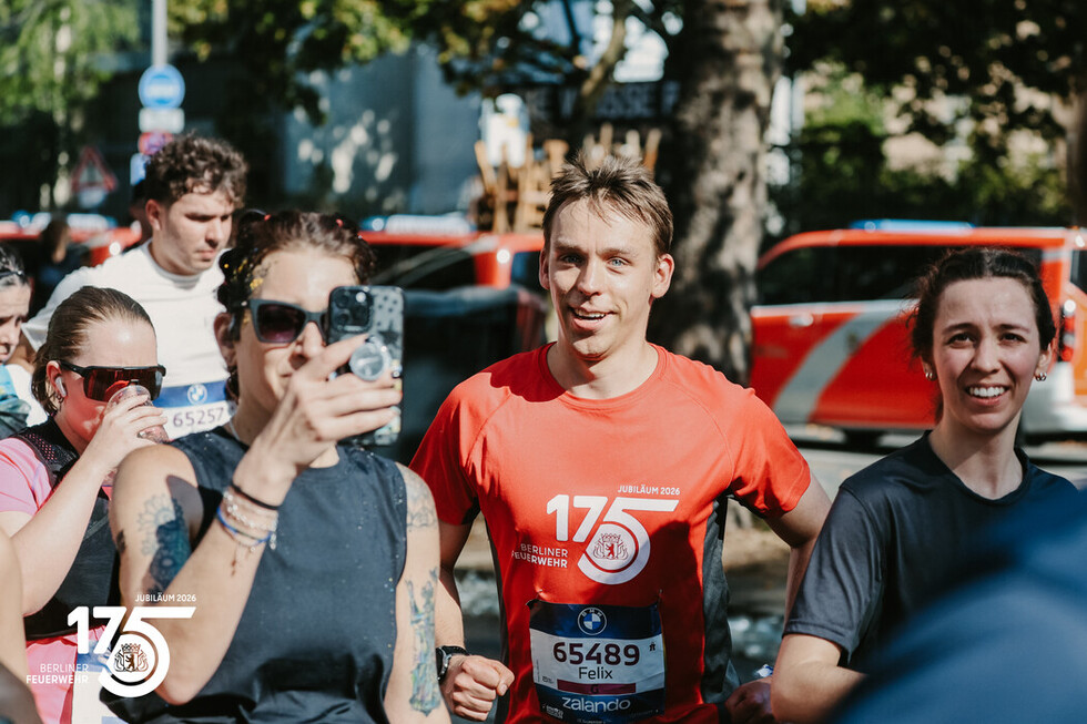 Auch zahlreiche Angehörige der Berliner Feuerwehr gingen beim 52. BMW BERLIN-MARATHON an den Start.