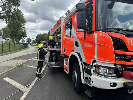 Einsatzkräfte am Rüstwagen
